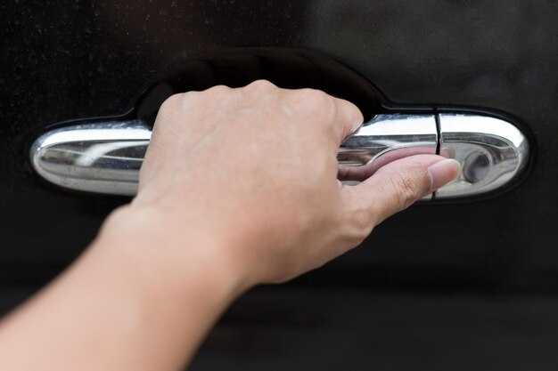 Применение отвертки для открытия замка