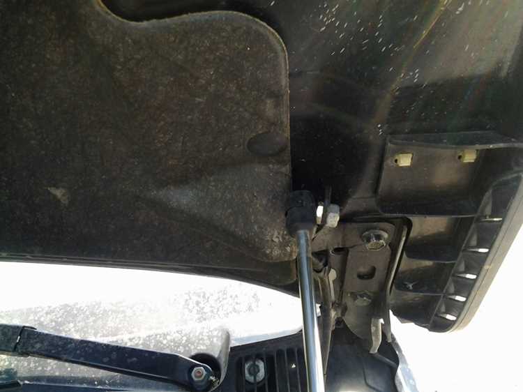 Общие причины поломок поддержки крышки